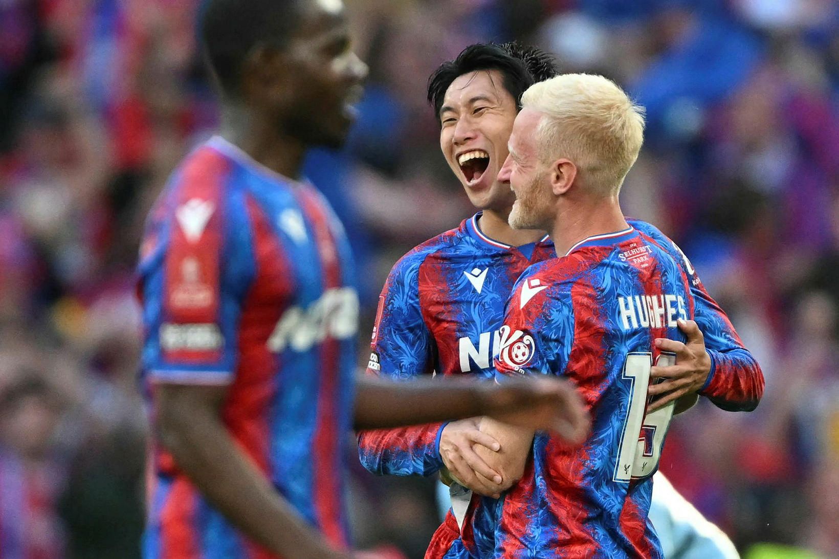 Daichi Kamada og Will Hughes fagna í leikslok.