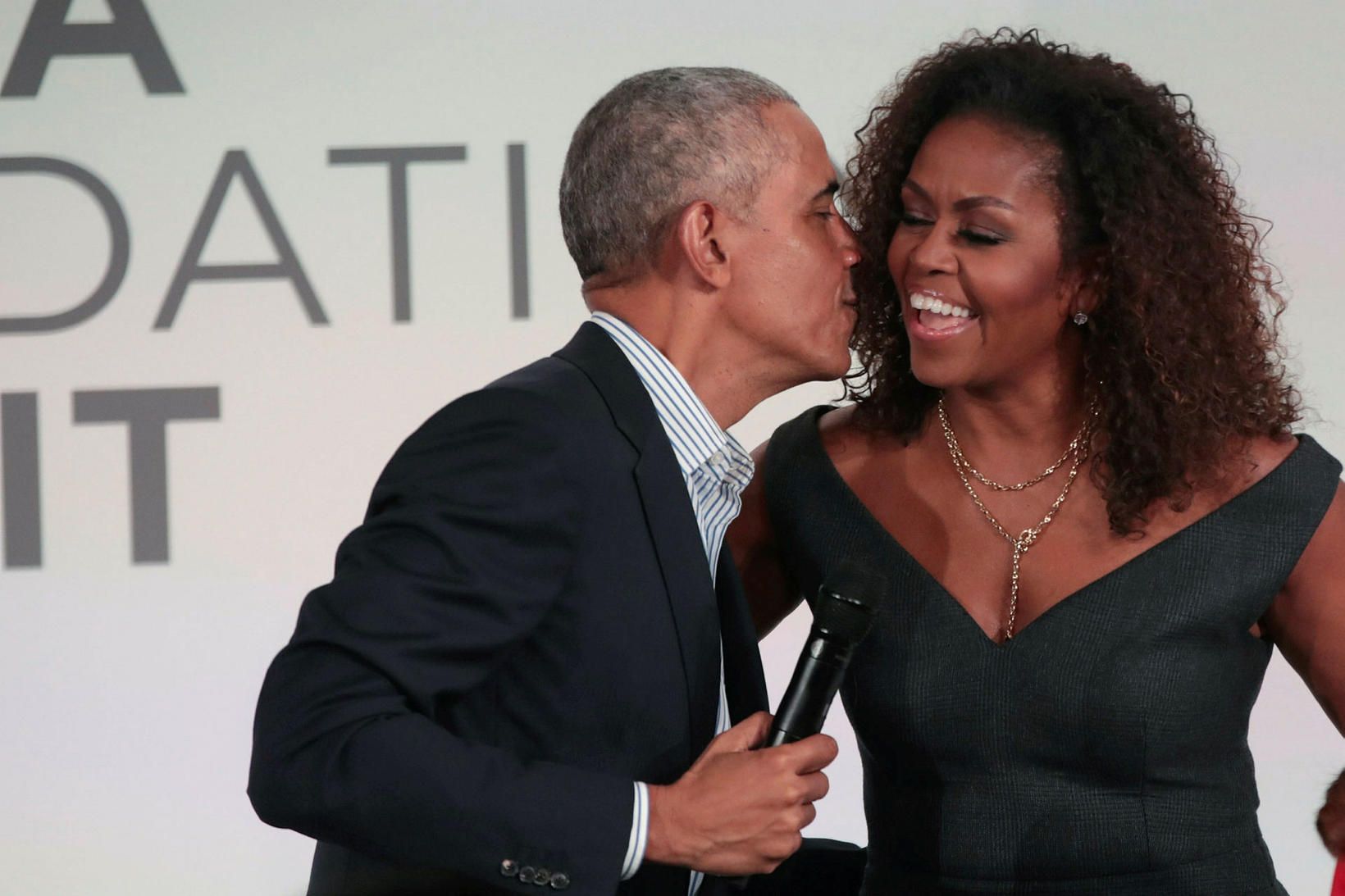 Barack og Michelle Obama voru flott á dögunum en krullur …
