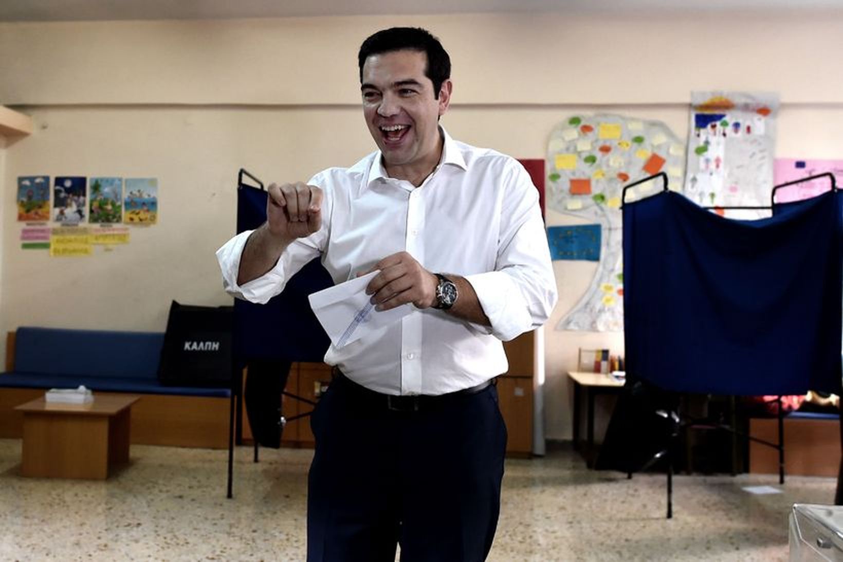 Alexis Tsipras, forsætisráðherra Grikklands, hlæjandi á kjörstað.