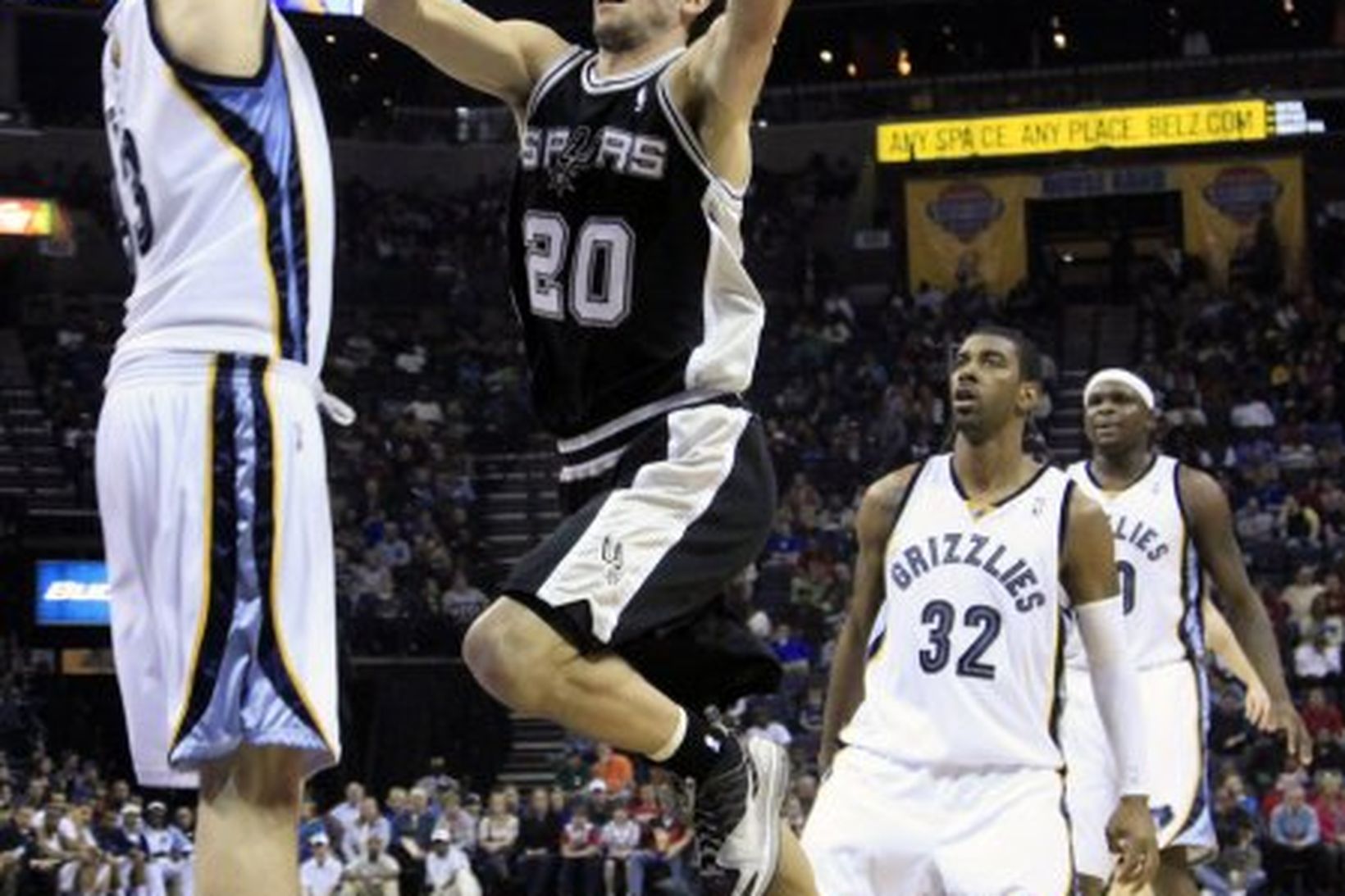 Argentínumaðurinn Manu Ginobili hjá San Antonio reynir að skora gegn …