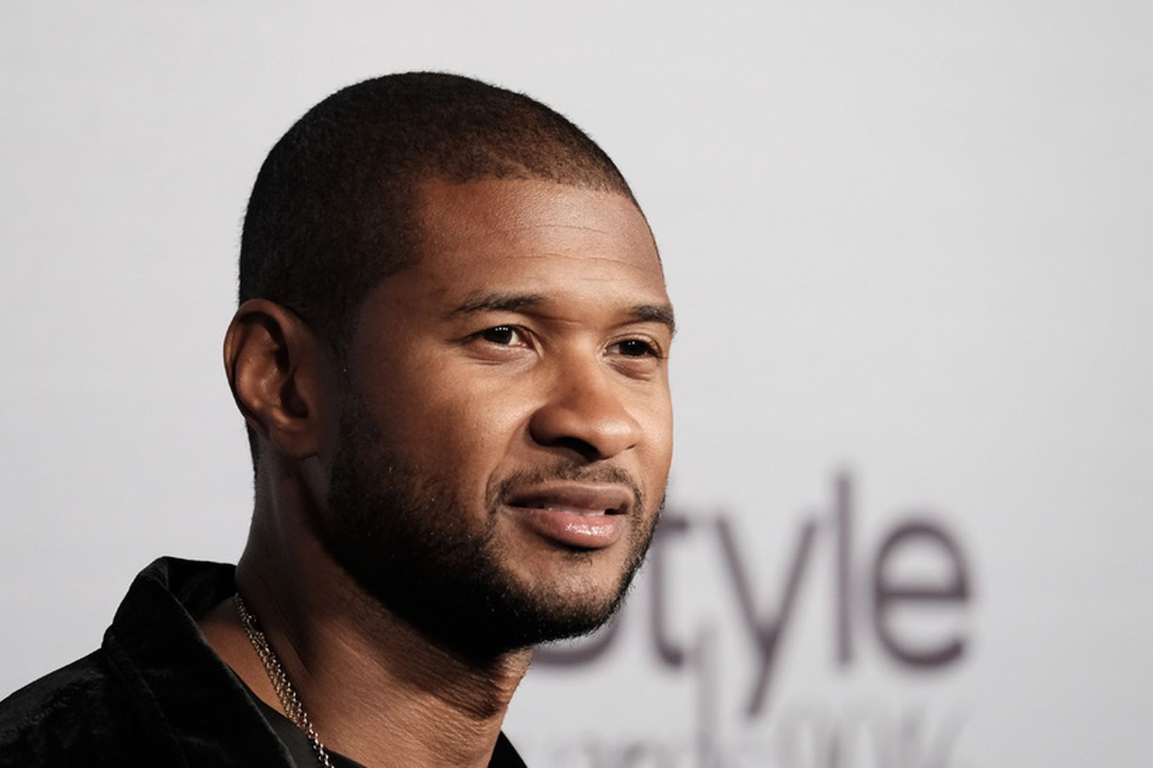 Usher var kærður af stílista sínum fyrir að smita hana …
