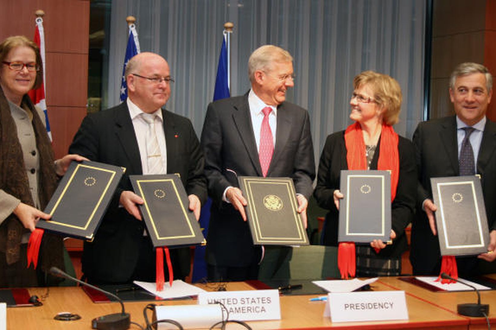 Skrifað undir samninginn í Brussel í gær.