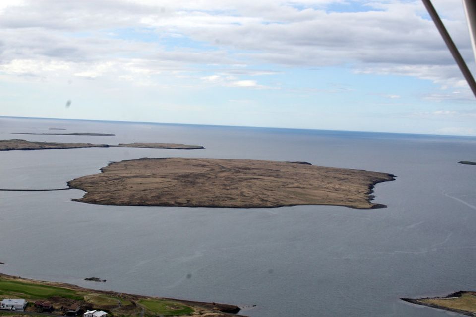 Geldinganes tengist Grafarvogsbyggðum með mjóum grann. Íbúðabyggð þar þykir ekki fýsileg, sakir þess hve veðrasamt …