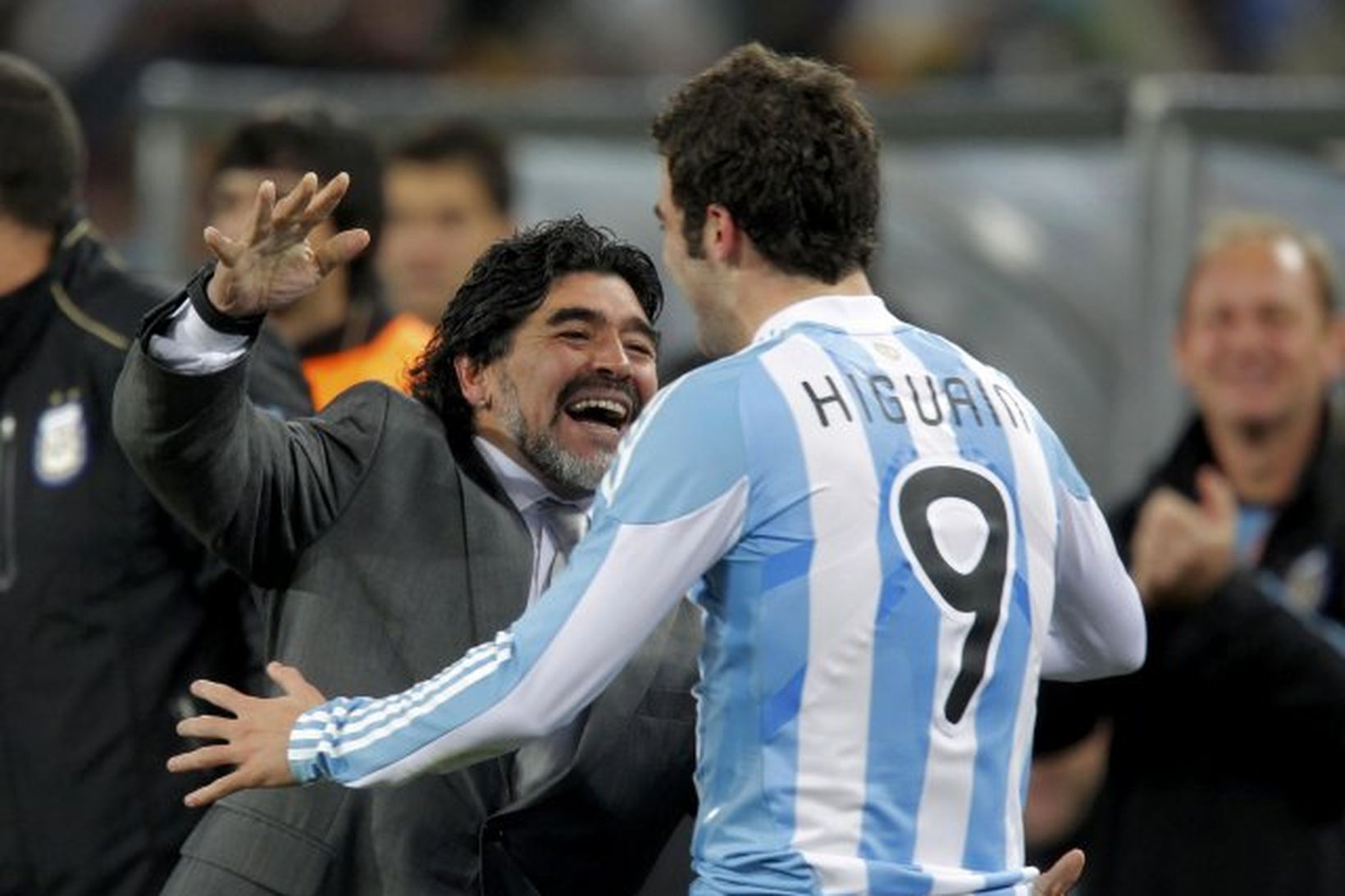 Diego Maradona fagnar Gonzalo Higuaín eftir að hann kom Argentínu …