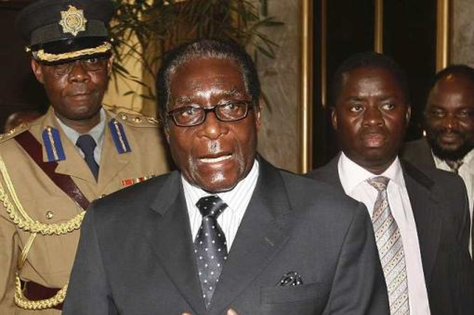 Öll spjót standa að Robert Mugabe, forseta Simbabve, þessa dagana.