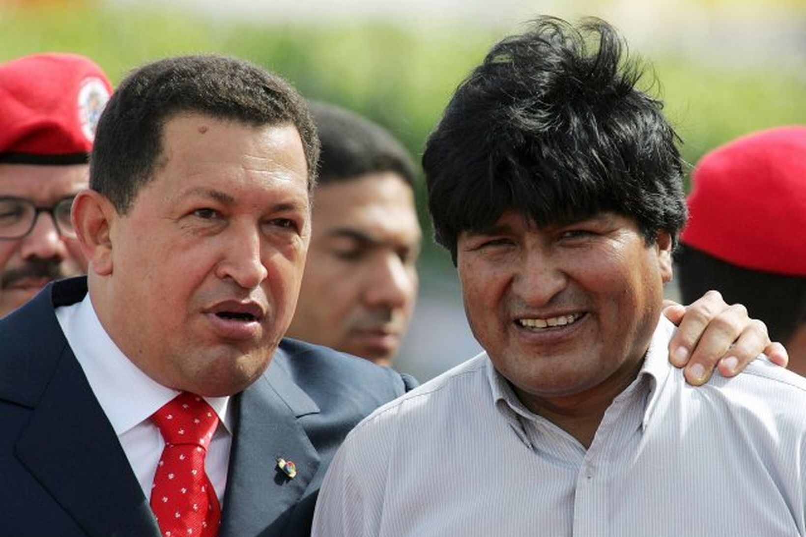 Evo Morales (t.h.) með vini sínum, Hugo Chavez, forseta Venesúela.