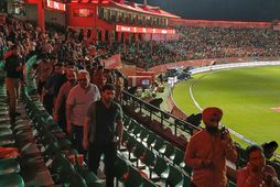 Áhorfendur yfirgefa völlinn vegna bilunar á ljósabúnaði á leikvanginum í leik Punjab Kings og Delhi …