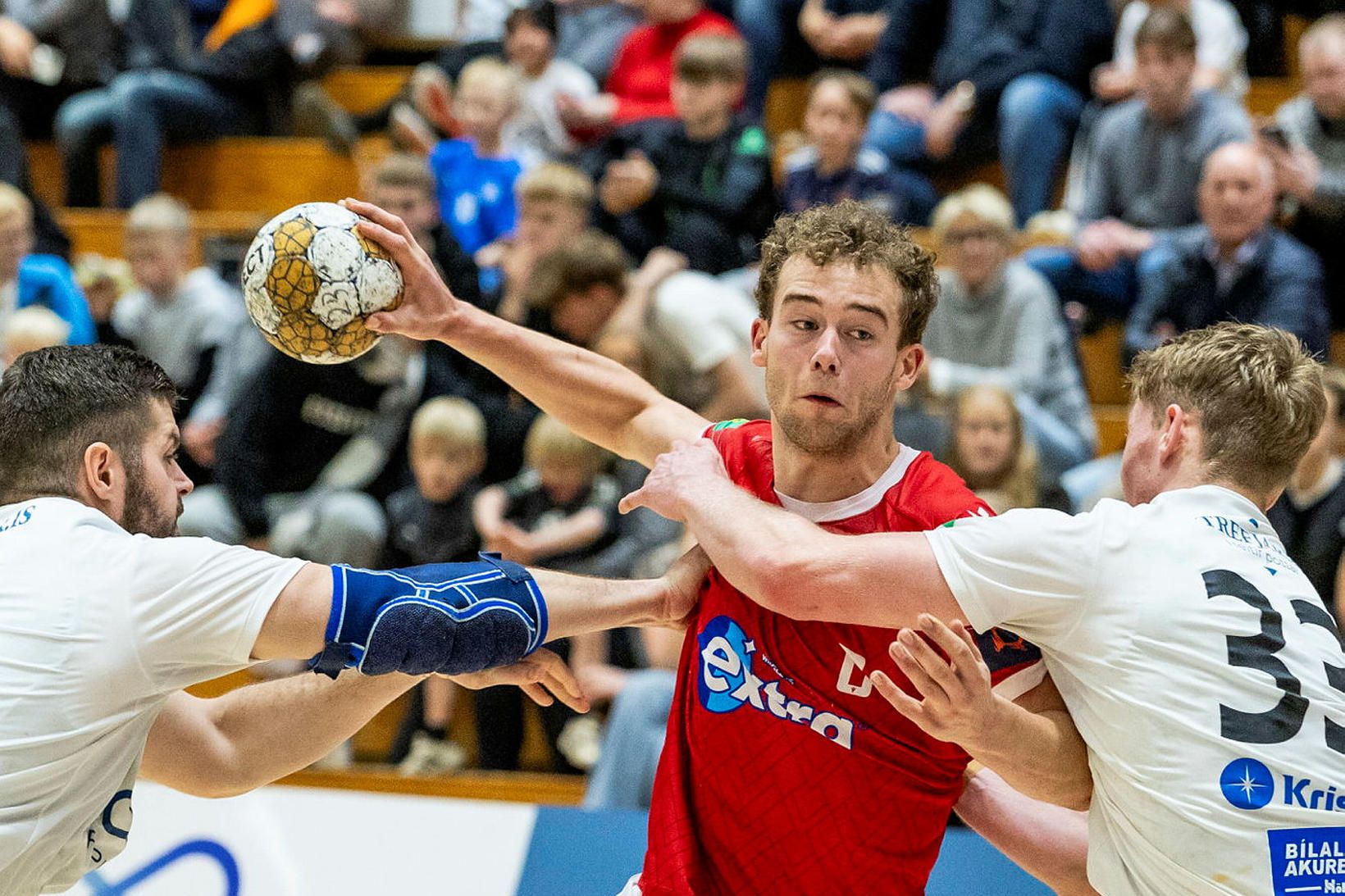 Viktor sækir að marki FH í kvöld.