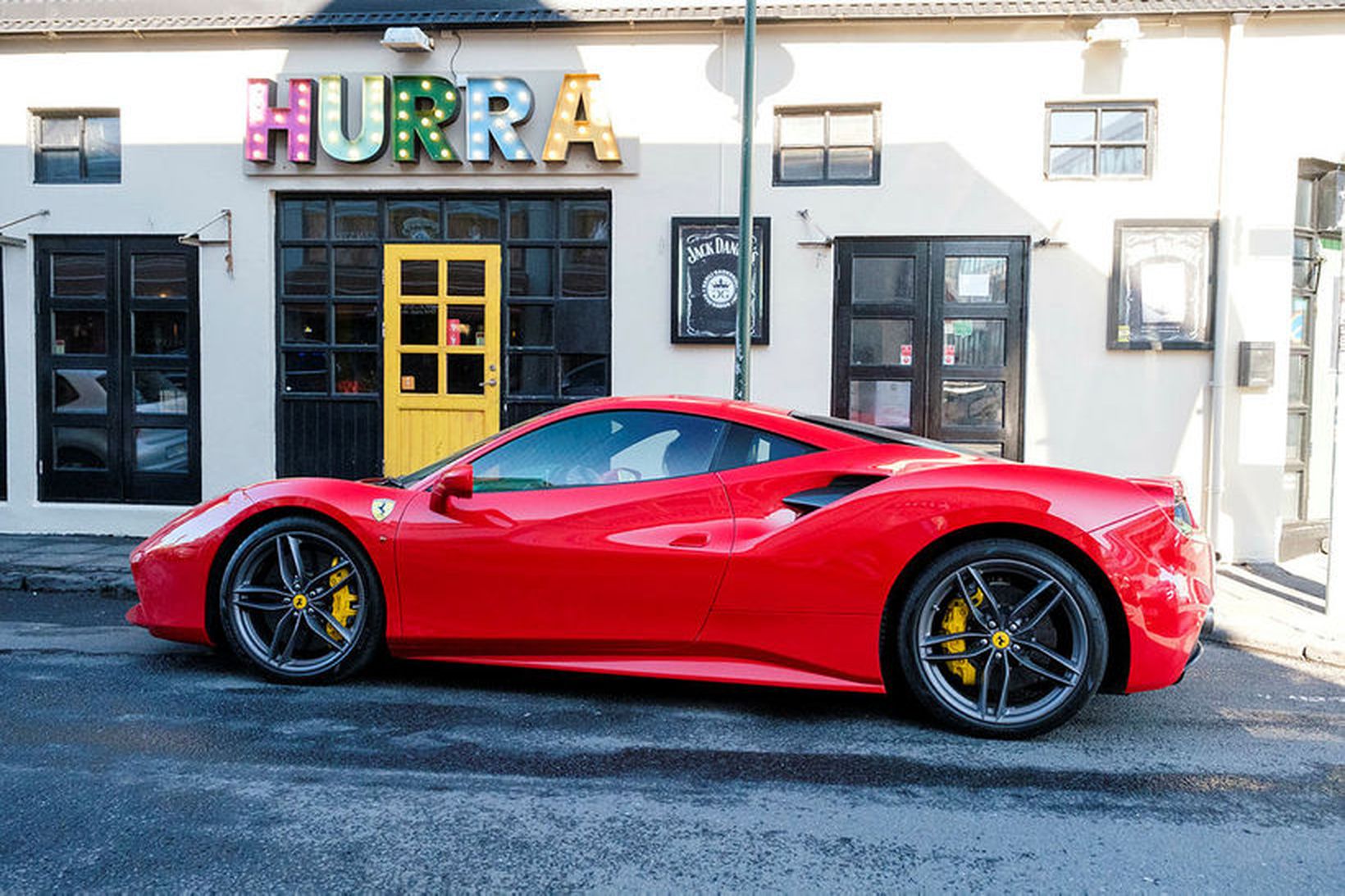 Ferrari 488 undir skilti sem segir allt sem segja þarf.