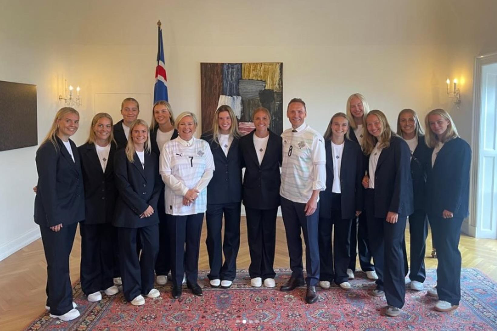Íslenski hópurinn ásamt forsetahjónunum í nýju treyjunum.