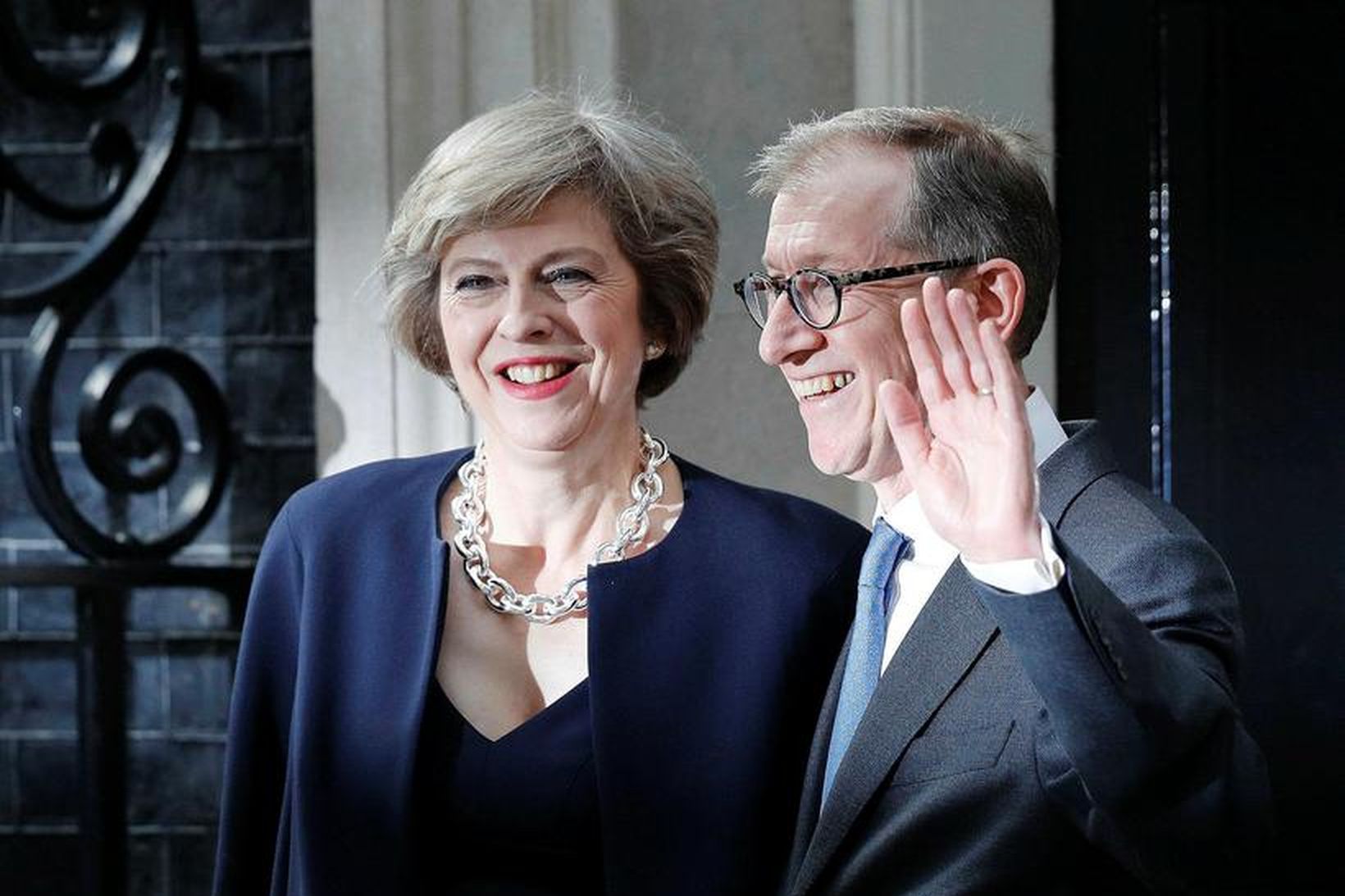 Theresa May ásamt eiginmanni sínum Philip John fyrir utan Downingstræti …