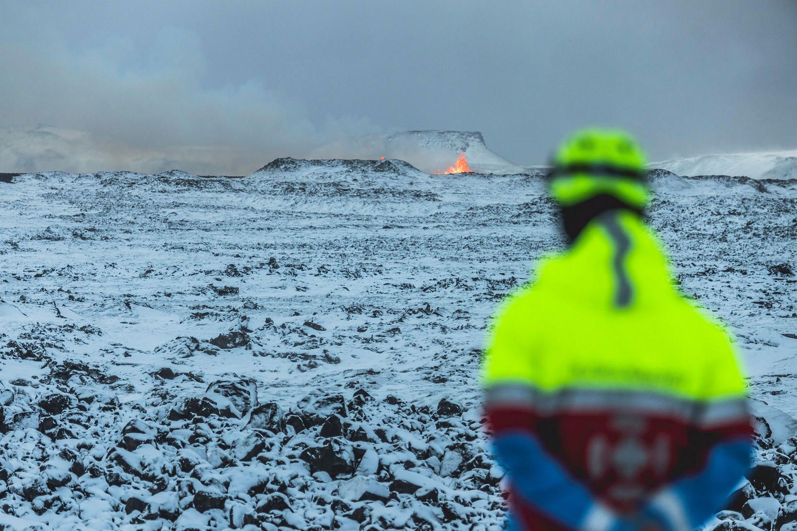 Björgunarsveitarmaður við gosstöðvarnar.