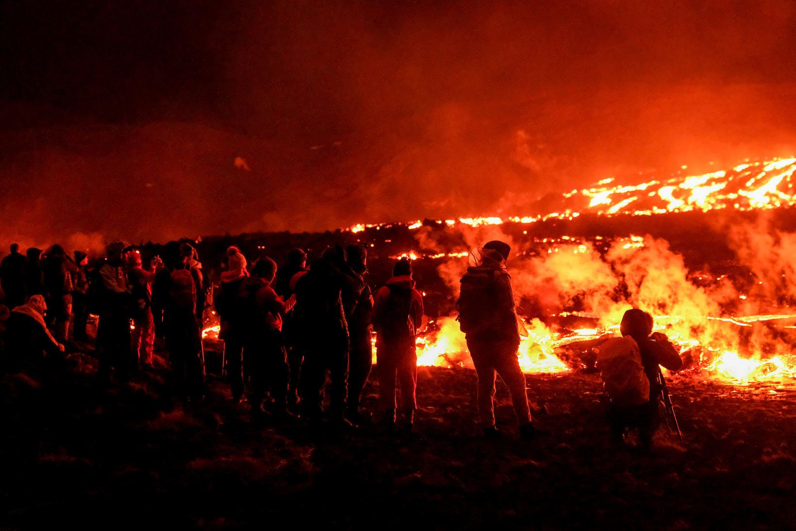 Fjöldi fólks hefur skoðað eldgosið undanfarna daga.