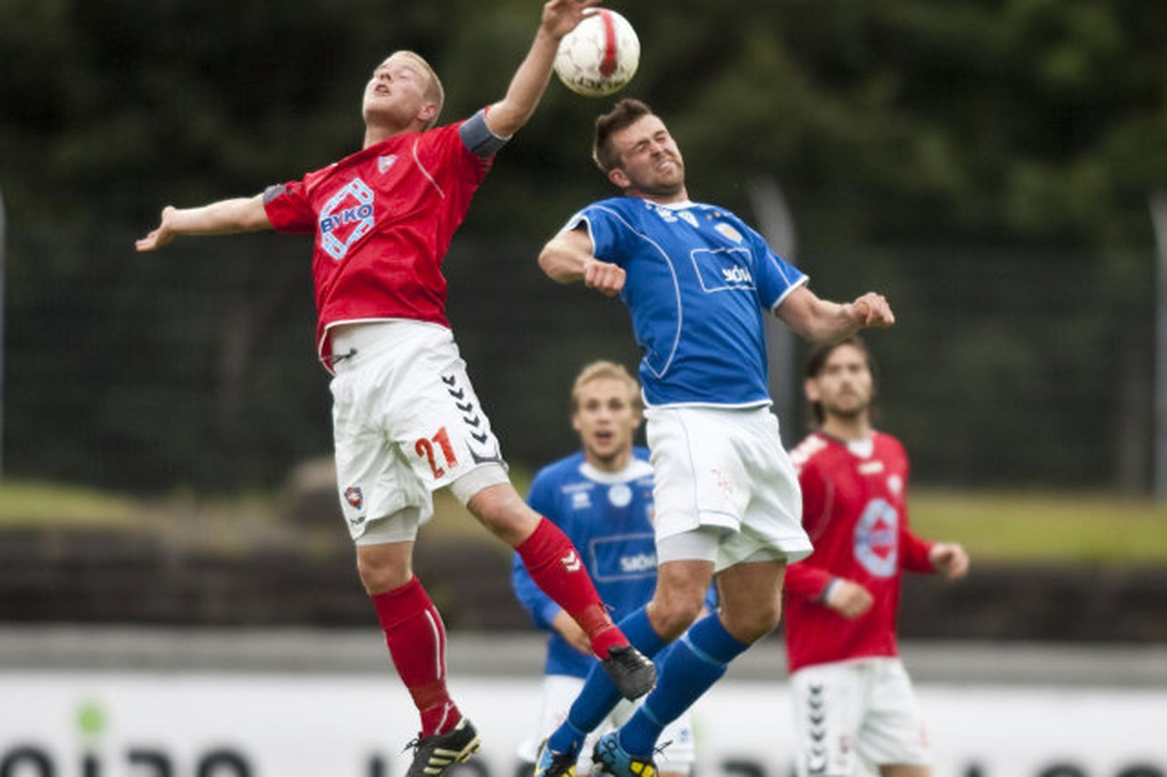 Haukur Páll Sigurðsson og Ívar Björnsson í háloftabardaga í leiknum …