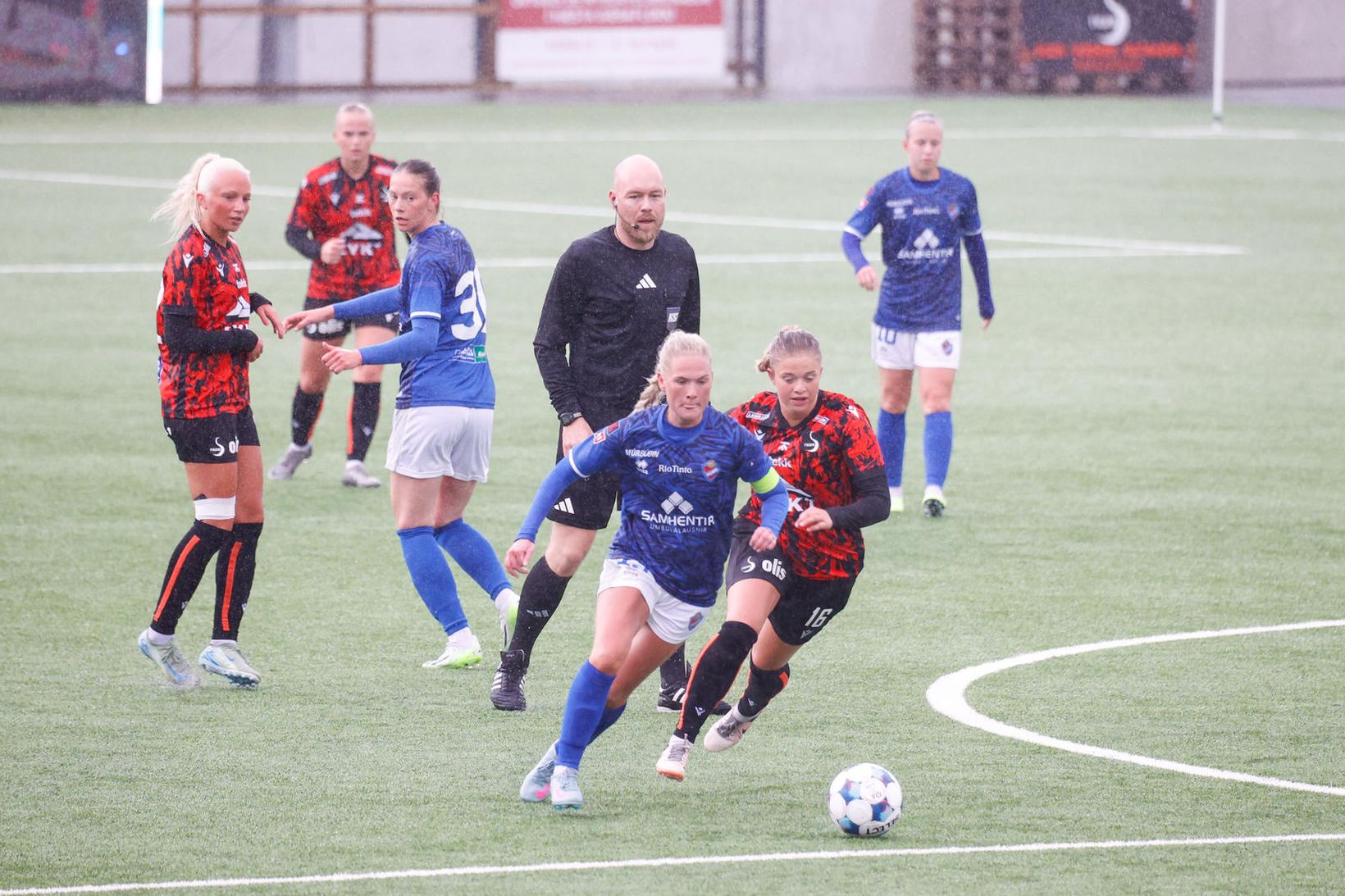 Kristín Fjóla Sigþórsdóttir, fyrirliði Hauka, og Harpa Karen Antonsdóttir úr …