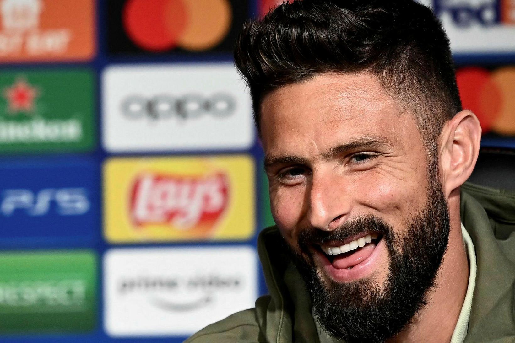 Olivier Giroud slær á létta strengi á blaðamannafundi í gær.