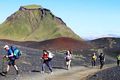 Göngumenn Yfir kaldan eyðisand á síðsumarsdegi. Alls er Laugavegurinn um 54 km; merktar gönguleiðir en sums staðar er gengið nærri vegslóðum.