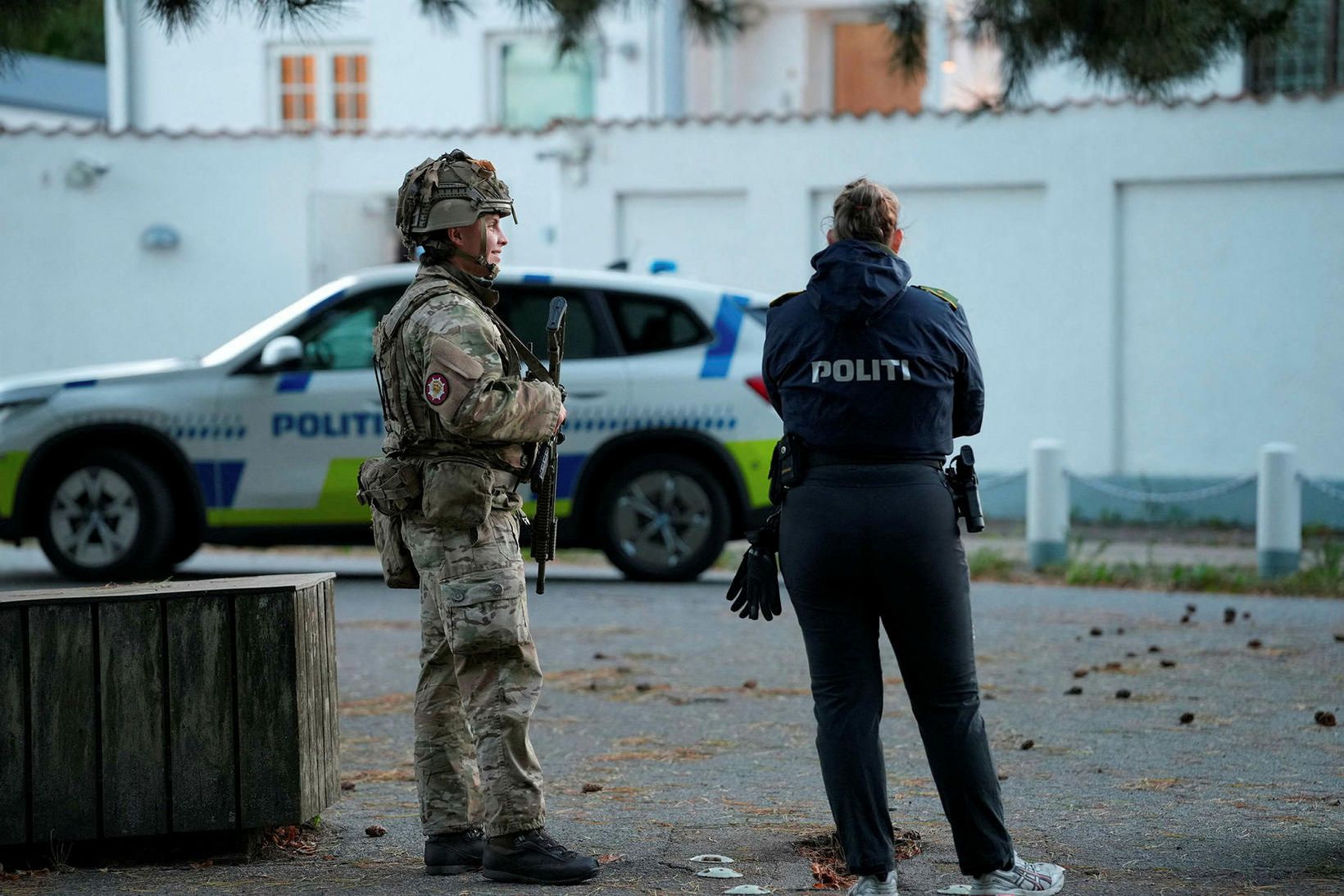 Fyrir utan ísraelska sendiráðið í Hellerup.