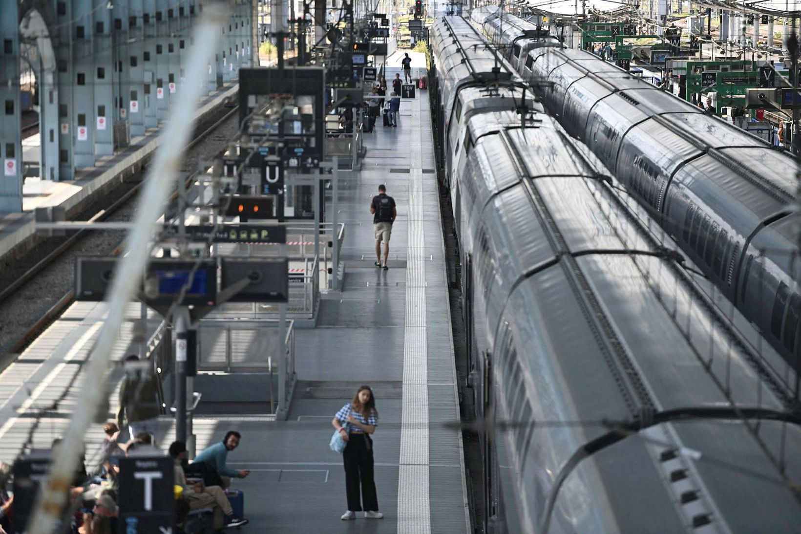 Farþegar bíða ferða sinna á brautarpöllum á Bordeaux-Saint-Jean lestarstöðinni í …