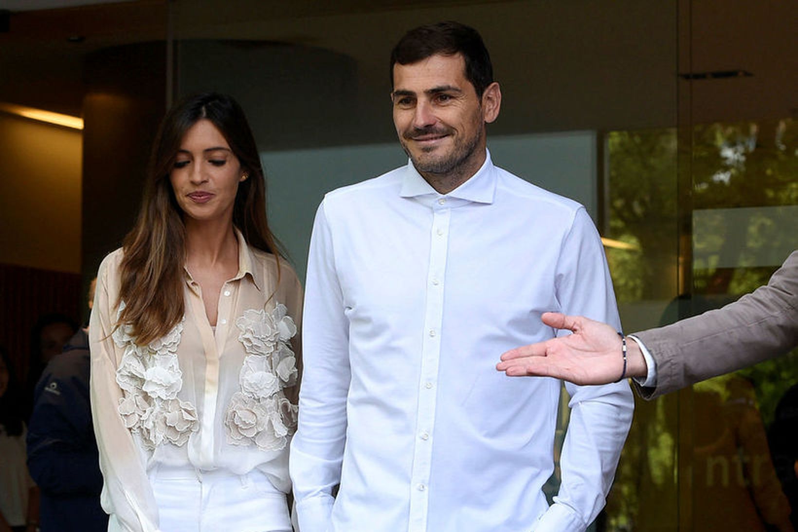 Iker Casillas yfirgefur sjúkrahúsið í Porto í dag ásamt eiginkonu …