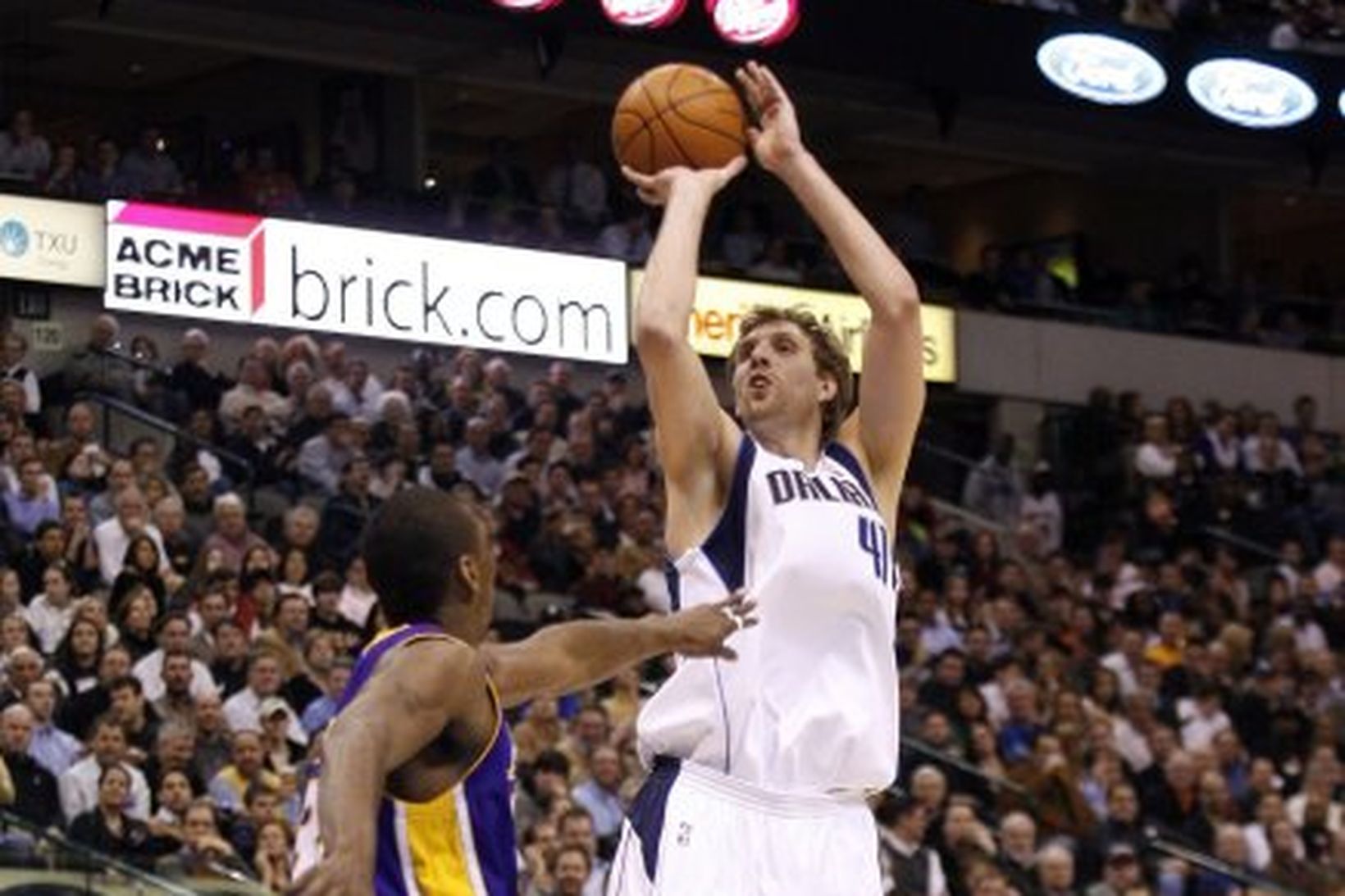 Dirk Nowitzki leikmaður Dallas og Ron Artest er til varnar.