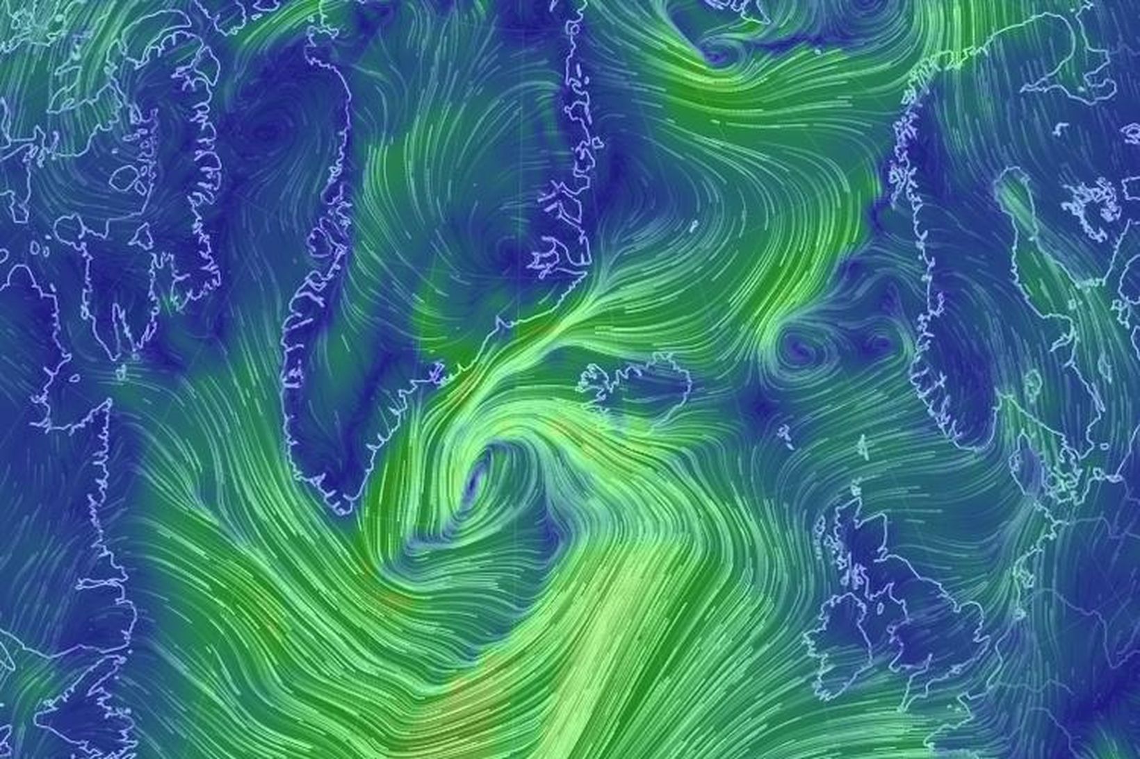 Lægðin fikrar sig nær landinu.