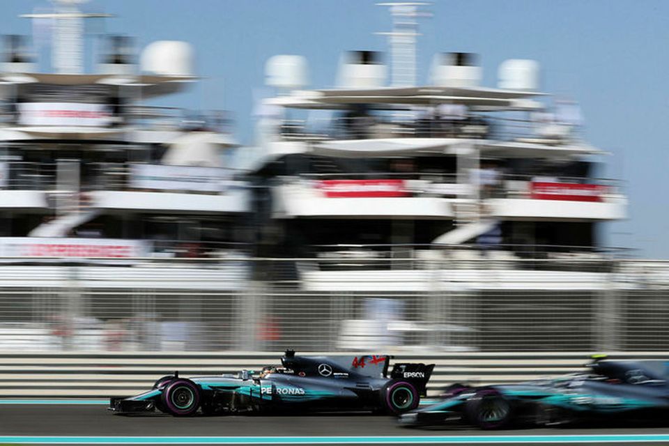 Lewis Hamilton (framar) og Valtteri Bottas á lokaæfingunni í Abu Dhabi.