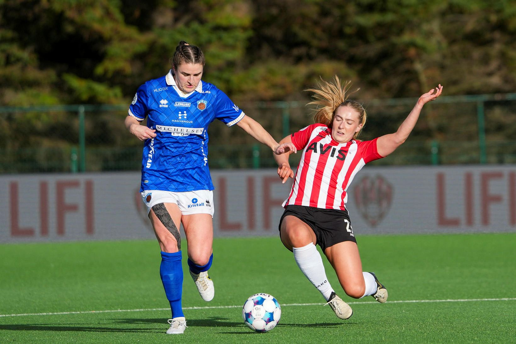 Murielle Tiernan og Sæunn Björnsdóttir eigast við.