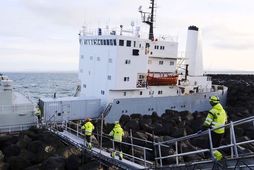 Um 100 tonnum af olíu hefur verið dælt úr sementsflutningaskipinu Fjordvik sem strandaði í Helguvík …
