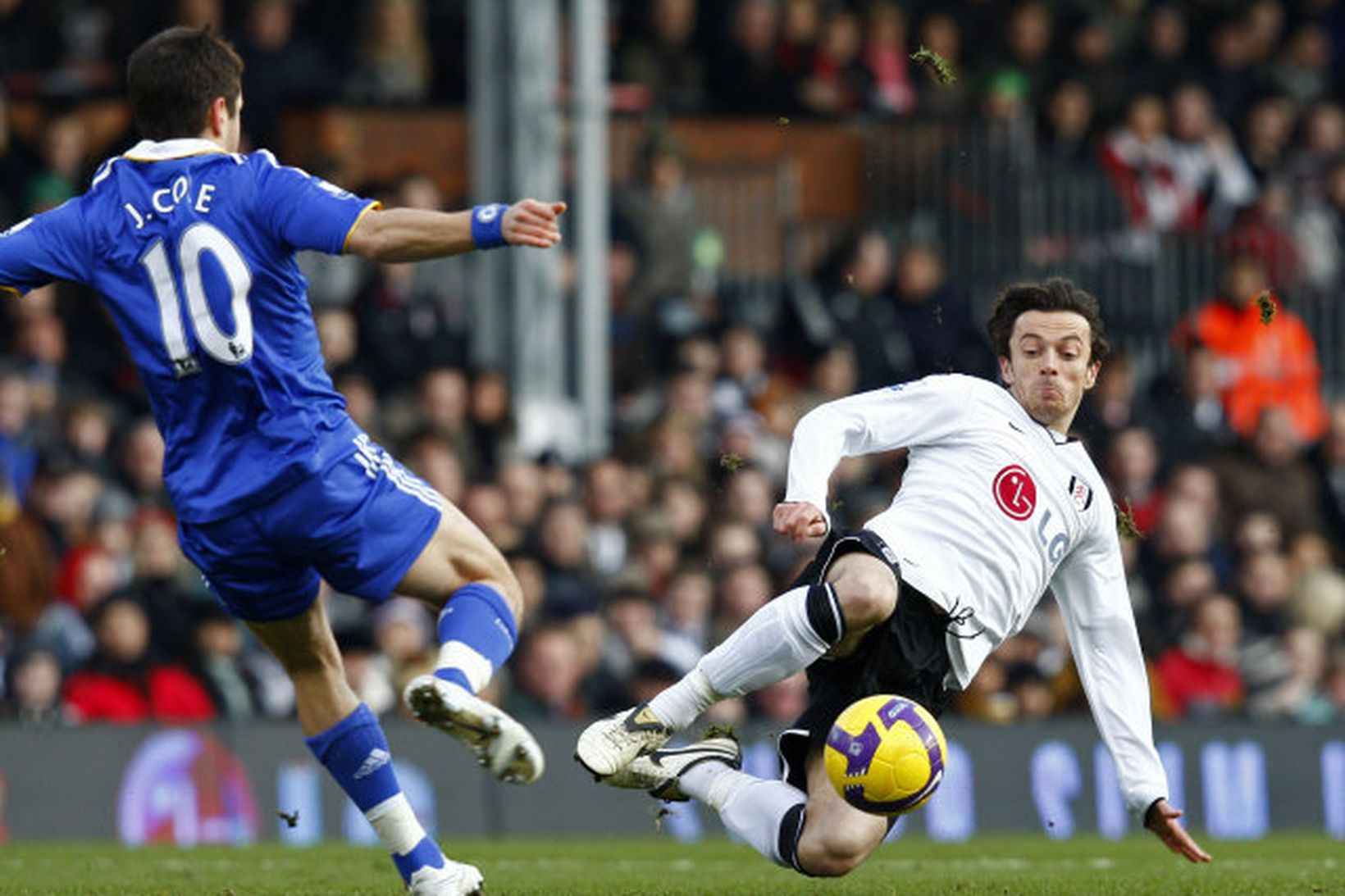 Simon Davies hjá Fulham reynir að stöðva Joe Cole hjá …