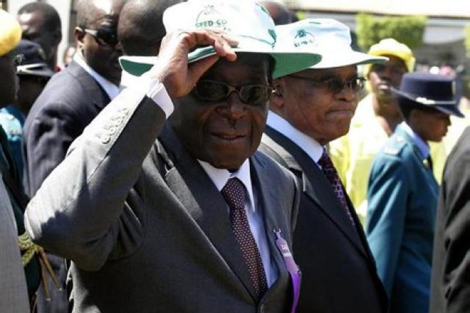 Robert Mugabe, forseti Zimbabve, með Jacob Zuma, forseta Suður- Afríku …