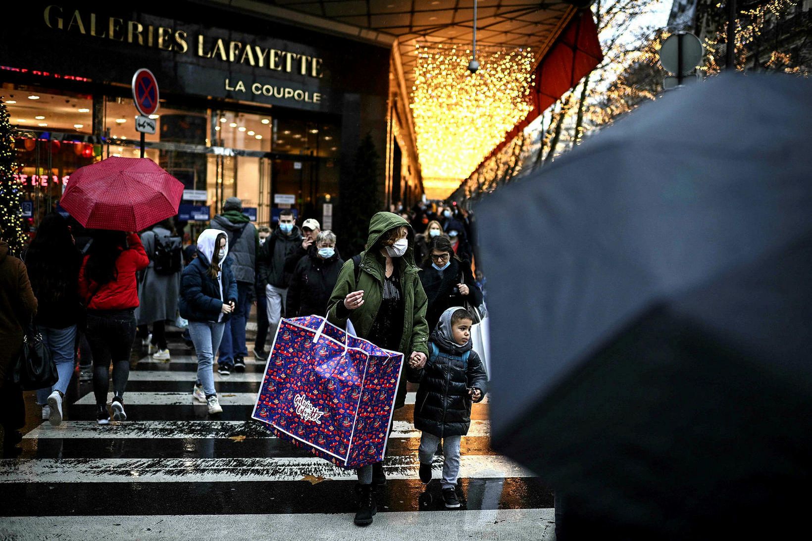 Grímuskylda utandyra tekur í gildi í París í Frakklandi á …