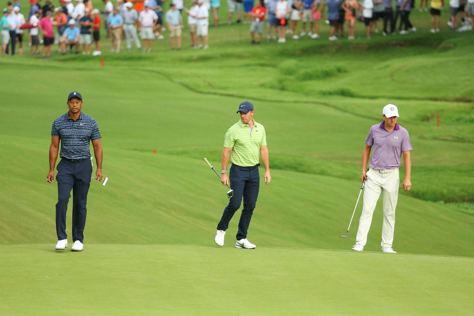 Tiger Woods, Rory McIlroy og Jordan Spieth á fyrstu holu …