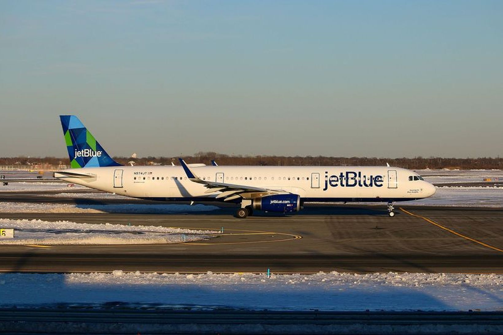 Flugvél JetBlue var að lenda þegar vél Learjet tók af …