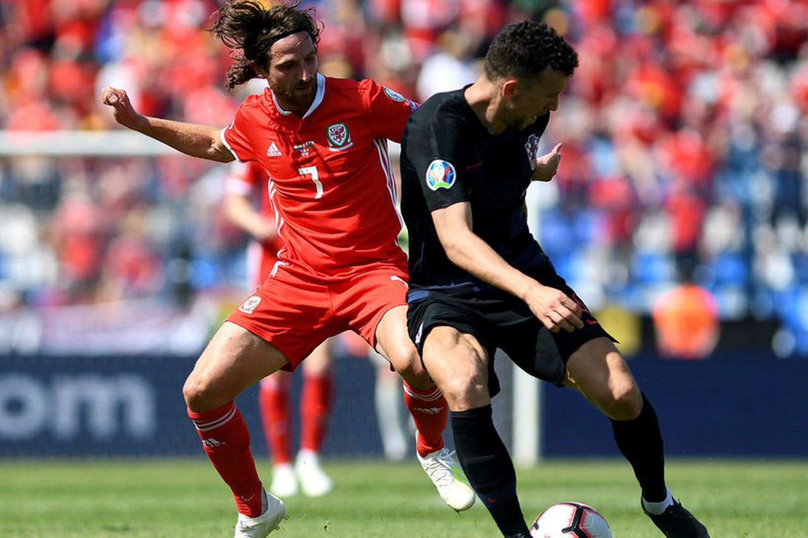 Joe Allen er hættur við að hætta með Wales.