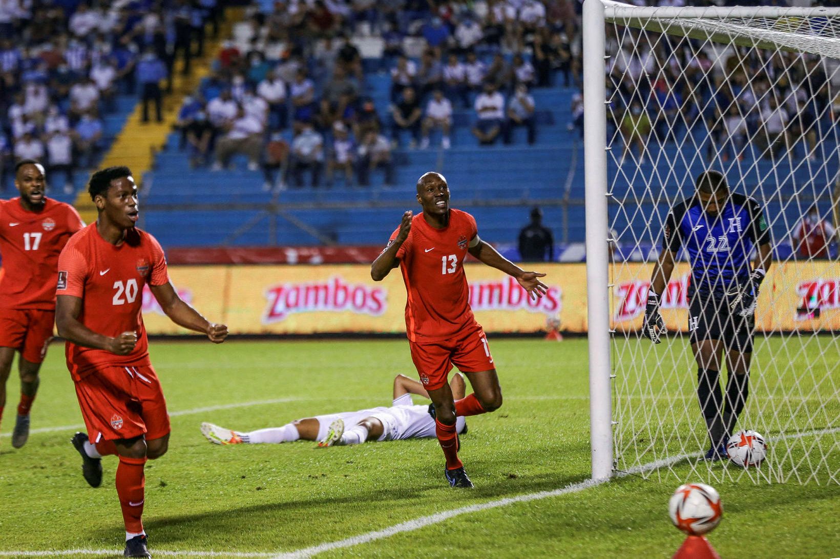 Atiba Hutchinson (nr. 13) fagnar marki með Kanada.