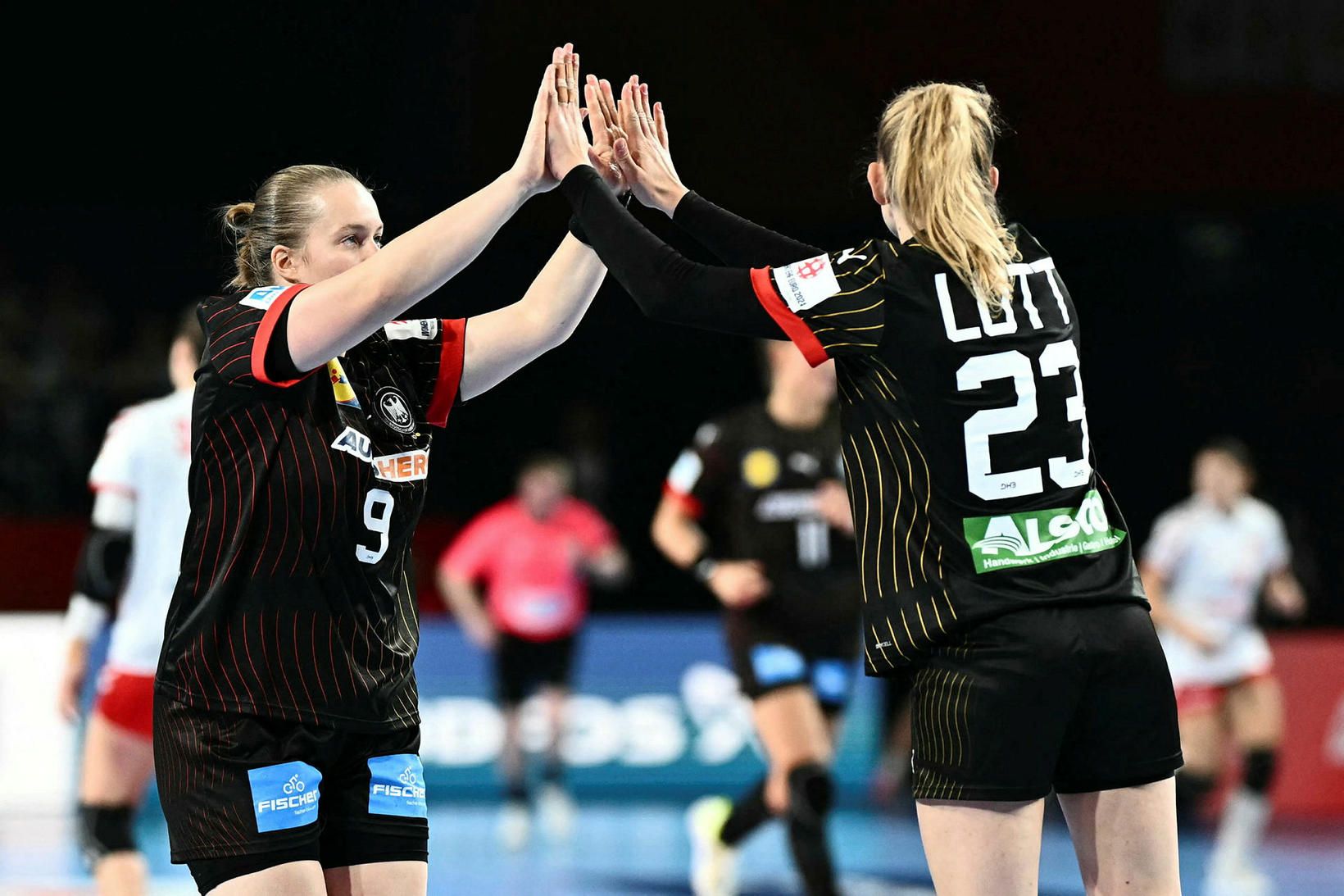 Lisa Antl og Annika Lott fagna þýsku marki á EM.