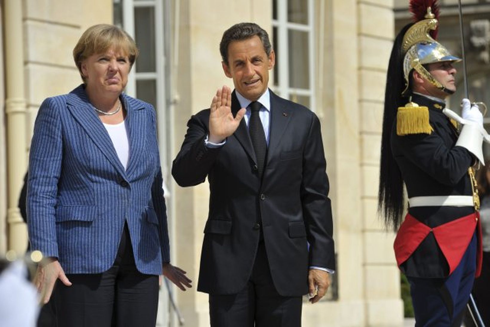 Merkel og Sarkozy við frönsku forsetahöllina í dag, Elysee-höllina.