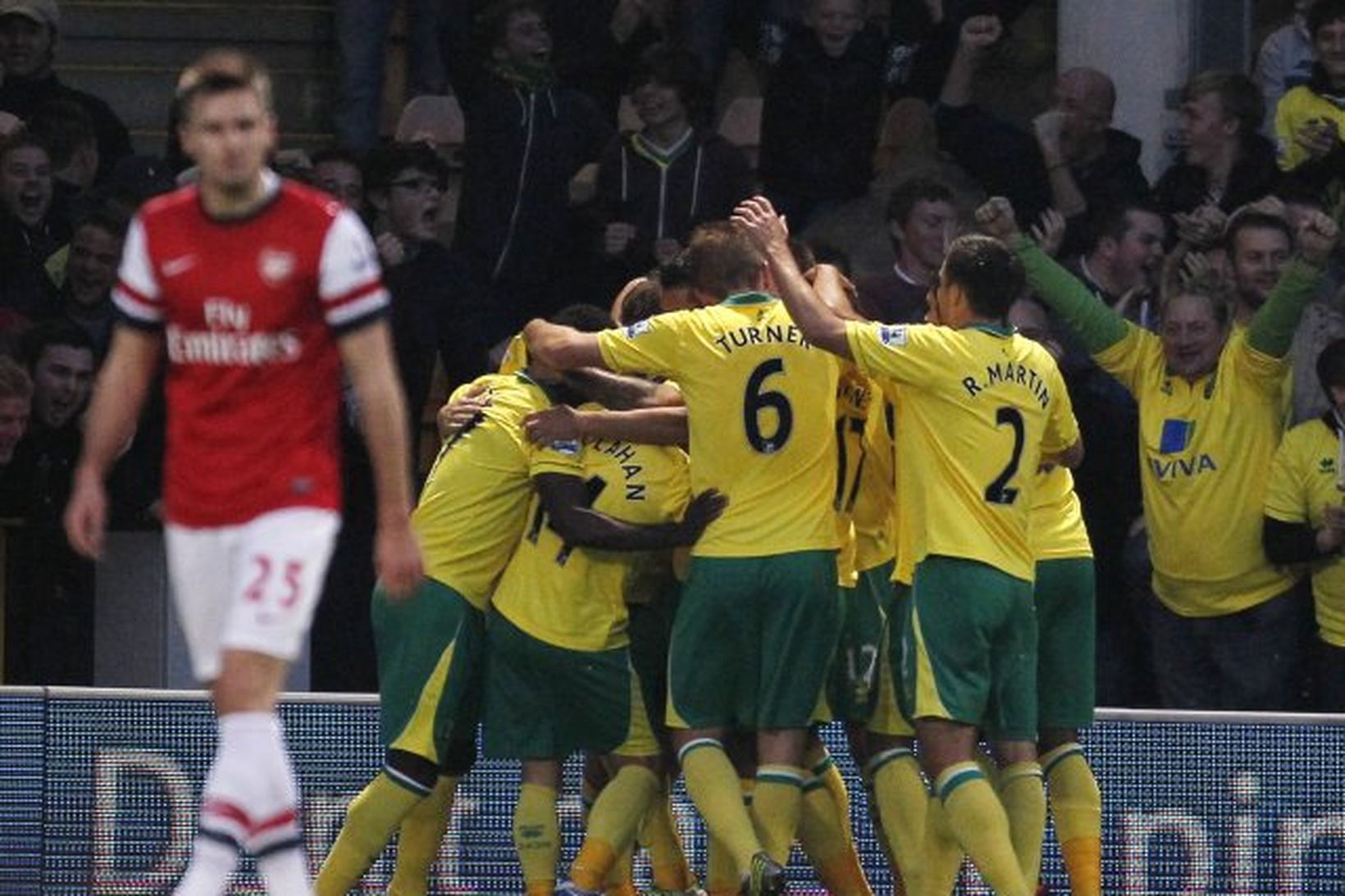 Leikmenn Norwich fagna markinu sem Grant Holt skoraði gegn Arsenal …