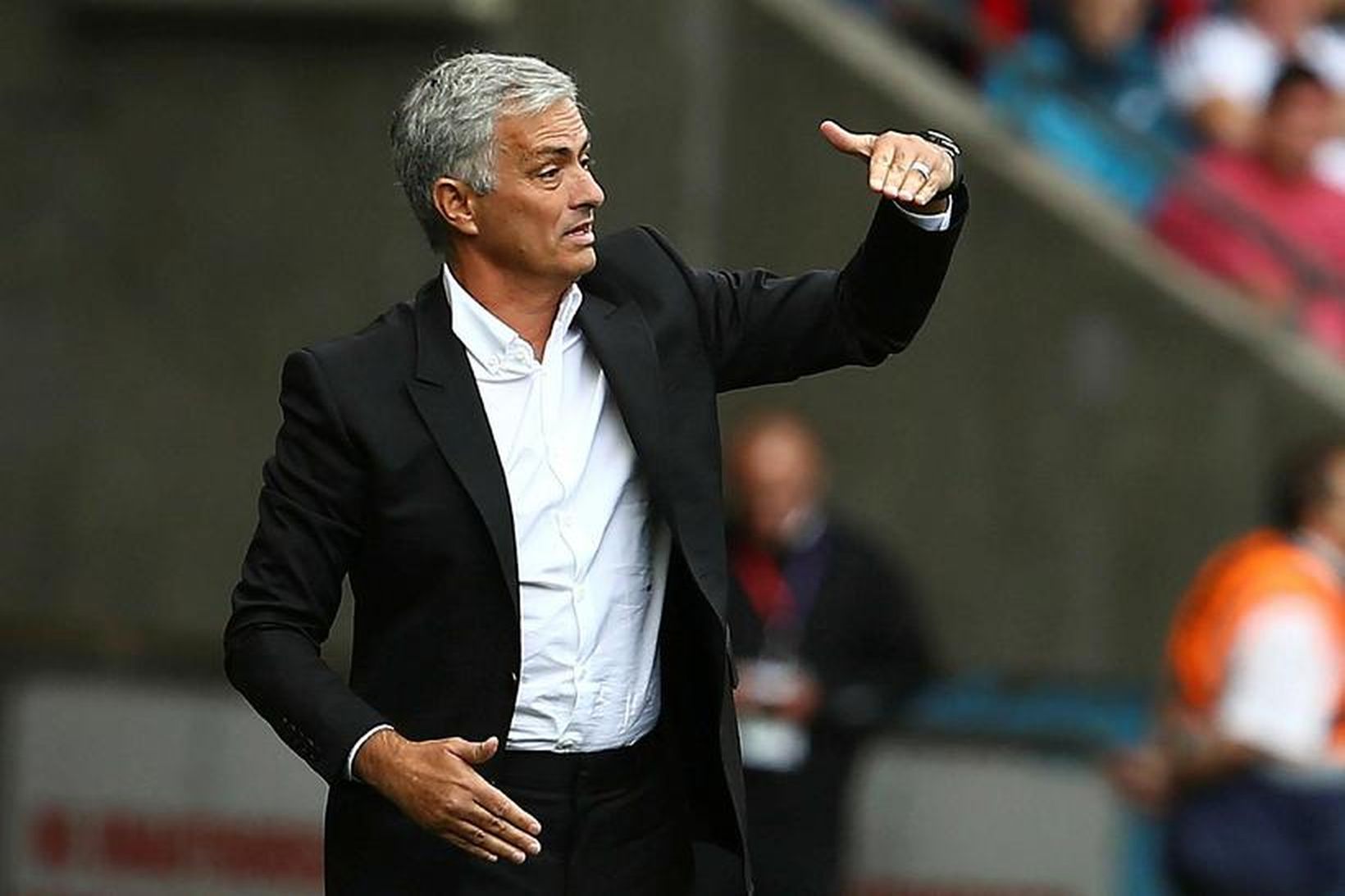José Mourinho á hliðarlínunni gegn Swansea í gær.