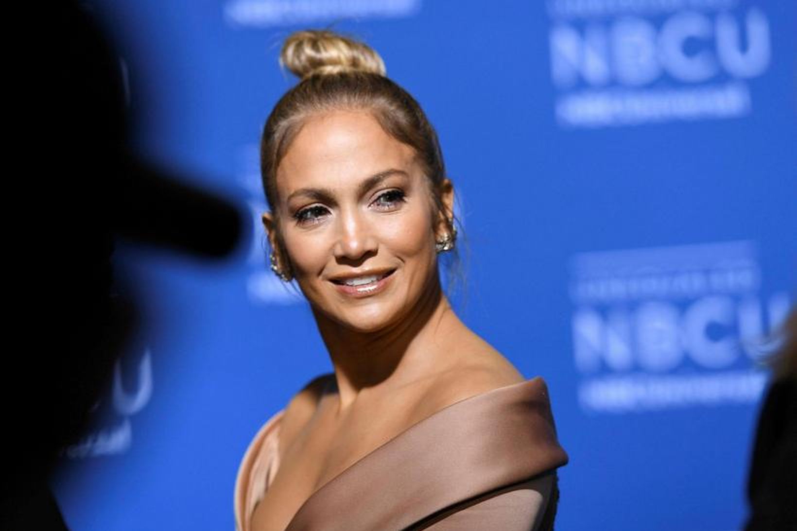 Jennifer Lopez hlær af þeim sem saka hana um að …
