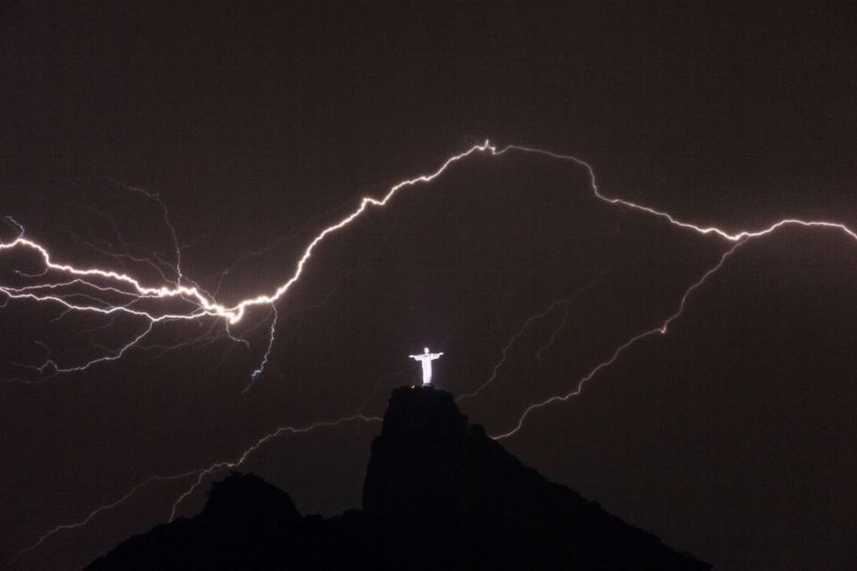 Elding yfir styttunni af Frelsaranum við Rio de Janeiro.