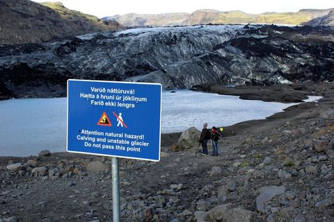 Police officer Reynisson wants more signs that warn of possible danger.