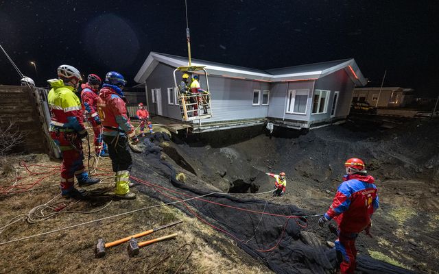 Björgunarfólk að störfum í Grindavík í janúar síðastliðnum.