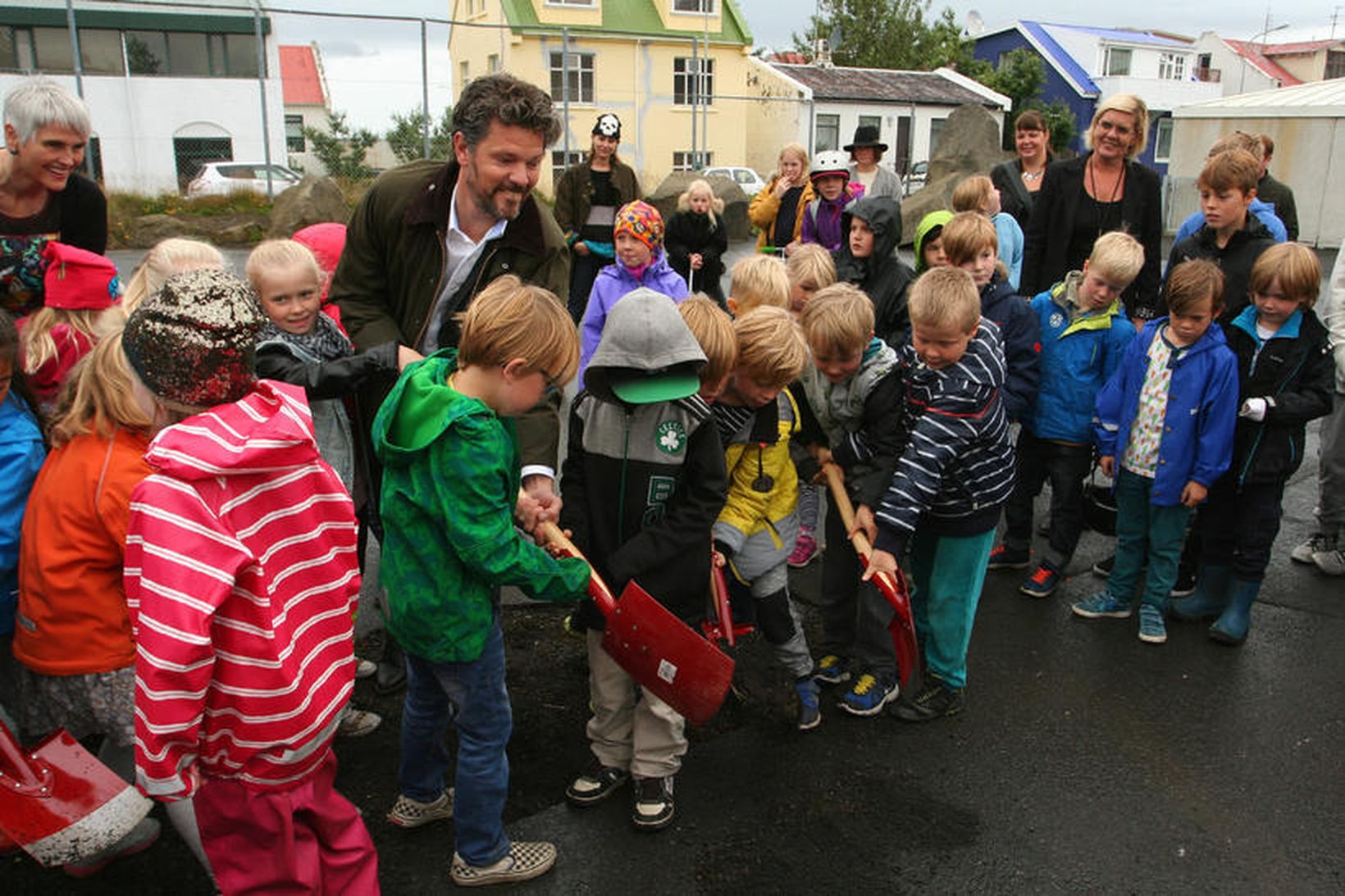 Dagur B. Eggertsson borgarstjóri tekur fyrstu skóflustungurnar ásamt nemendum Vesturbæjarskóla.