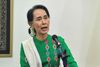 Aung San Suu Kyi í hers höndum en hefur það fínt