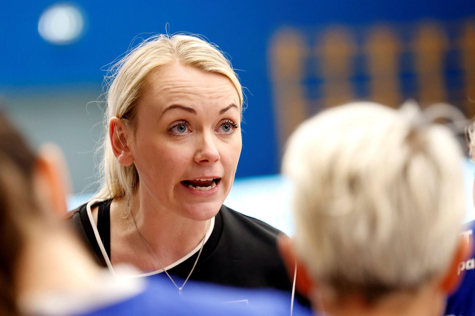 Rakel Dögg Bragadóttir fer yfir málin með sínu liði í …