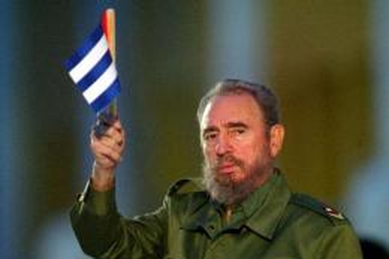 Fidel Castro veifar Kúbufánanum.