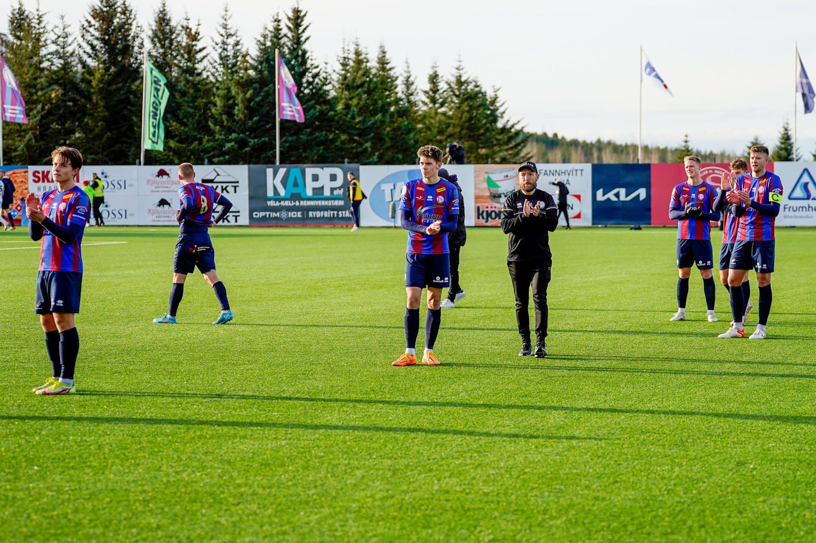 Leiknismenn þakka áhorfendum stuðninginn eftir skellinn gegn Keflavík í dag.