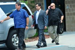 George Zimmerman (í miðið) sést hér yfirgefa fangelsið í Seminole sýslu í dag.